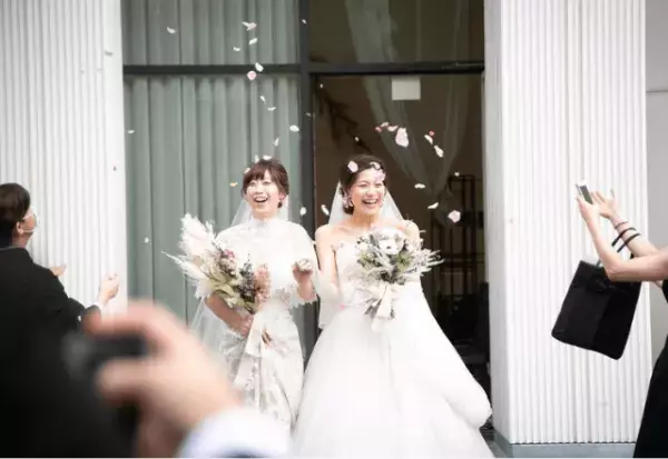 「2人で一緒に生きていくと決めた」ダブルドレスでの結婚式を叶えた女性同士のカップル。実感した結婚式の意義とは