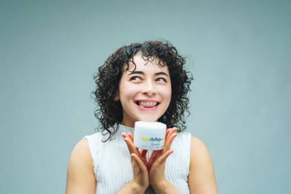 「クセ毛は自分にしかない個性！」中学からかけ続けた縮毛矯正をやめて“クセ毛の魅力”を発信する深いワケ