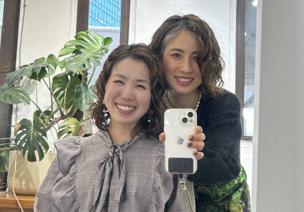 「私が誰かのロールモデルになればいい」“クセ毛アドバイザー”が語る、白髪染めと縮毛矯正を辞めて人生変わった話