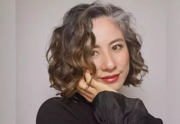 「私が誰かのロールモデルになればいい」“クセ毛アドバイザー”が語る、白髪染めと縮毛矯正を辞めて人生変わった話