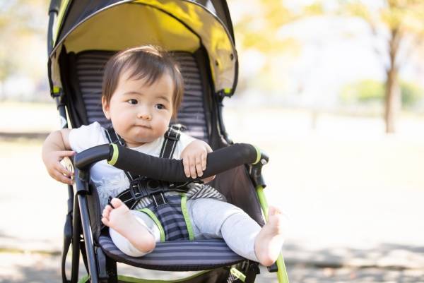 子どもとベビーカーを抱えた状態で階段を降りようとして…→駆け寄った高校生のとっさの行動に感動！