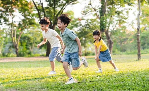 「危ない！」道路に向かって走りだした我が子…→公園内の男の子たちがまさかのファインプレー！？