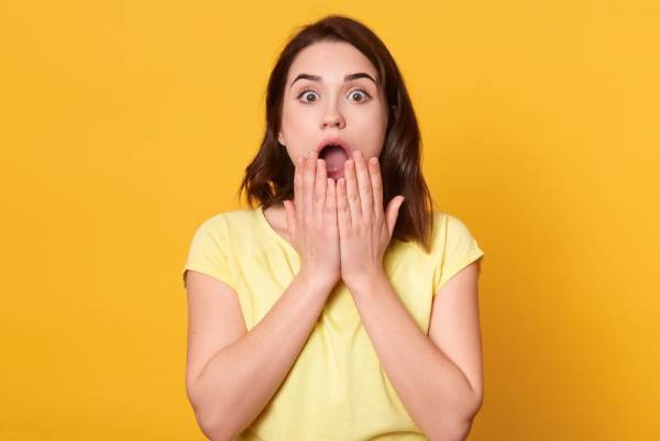 【ピンチ】ヒールが側溝に挟まって転倒！？→「お姉さん大丈夫？」駆け寄ってきた小学生のとっさの気遣いに感動！