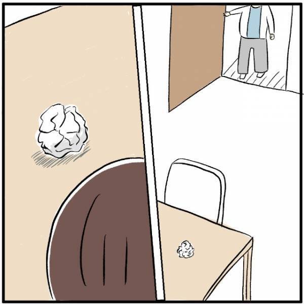 「バレた！？」クラスで自分だけスマホを持っていない息子の状況を何も知らない母が、先生からのプリントを見つけてしまう…！