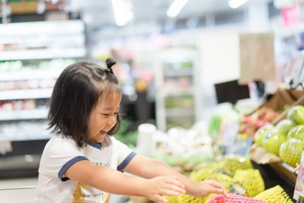 スーパーで陳列されている商品を指さす3歳の娘→その後の【予想外の言葉】にホッコリ