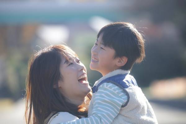 「コレ、あげる」電車を待ちくたびれた子どもに…→見知らぬ子が”カイロとお菓子”を渡してくれた！！