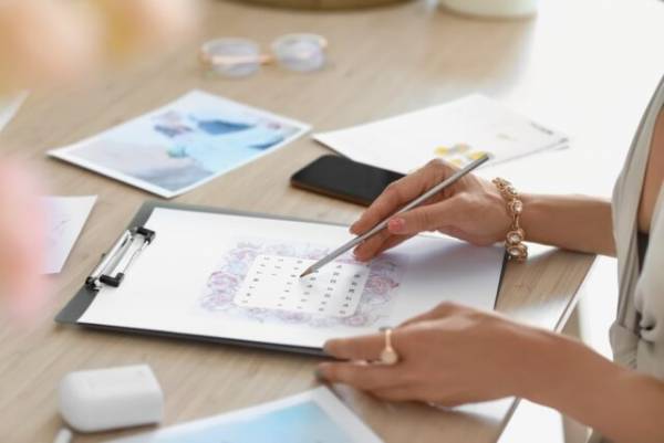 【結婚式の開催エリアが決まらない】地元の違うカップルに、元ウエディングプランナーが提案する解決策とは