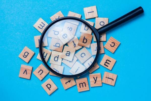 「マブダチ」って言葉、Z世代は知らないかも！？昔流行った言葉3選