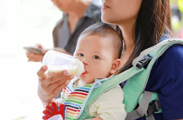 【バスが急停車】して娘と一緒に転びそう！？「危ない！」と思った瞬間…→近くにいた女性の行動に「ホッ」「安心」