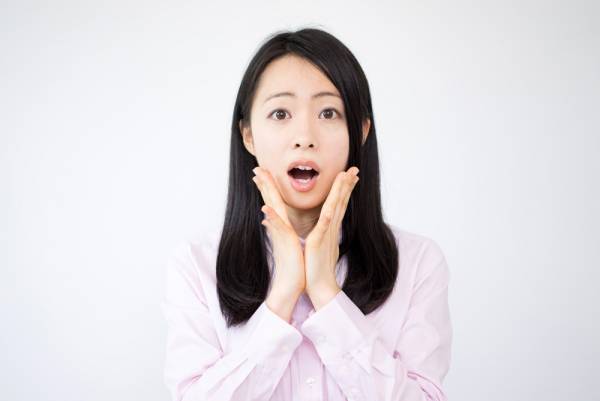 生まれたての娘にべったりな夫…すると「パクッ」夫の”奇行”に娘もびっくり！？