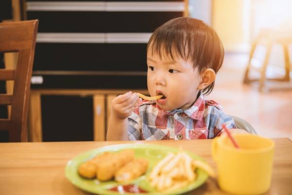 【外食中】必死に子どもを落ち着かせる中、夫は隣で食べてるだけで…→近くにいた夫婦の声かけに「泣きそう」