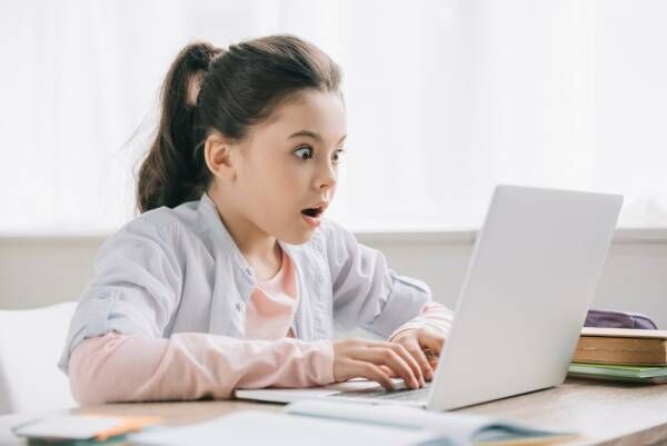 学級閉鎖中、オンライン学級会でパソコンを使ったら…娘が絶叫！？→その理由に「笑える」