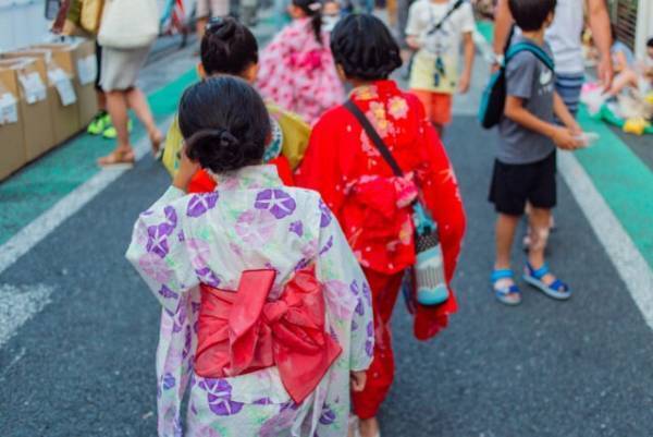 幼稚園の祭りで娘が迷子。周囲を探していると…「早く迎えに、」幼稚園で館内放送が！？