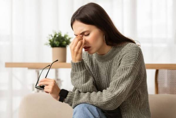 2歳の娘とカフェに行ったら…→目をこすっている女性が！？すると娘の行動に感動…！