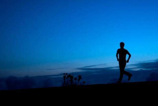 最終バスに乗れるかピンチ！必死に走っていると…→後ろから救世主が！