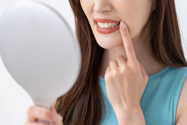 『恥ずかしくて言えない…』自分の歯がコンプレックスで…→ずっと隠していた本音をパートナーに伝えた結果