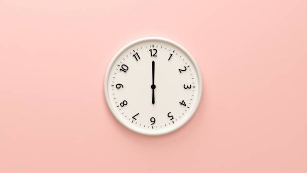 時間厳守の彼VS毎回遅刻する彼女…【正反対の交際1年半カップル】が見つけた解決策は？