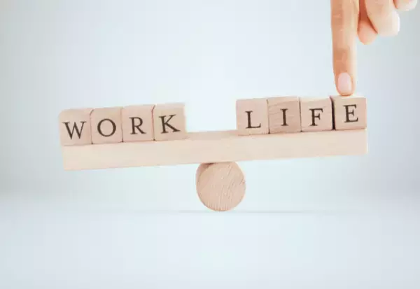 管理職の“一時的でポジティブな降格制度”に賛否！「本当に一時的？」「仕事より優先すべき」と割れたワケ