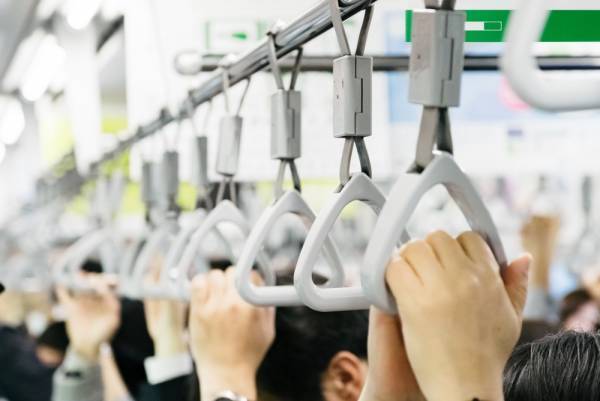 【電車で】男の子「今日もお母さんすごく可愛い！」→周りの人も思わず微笑んだ親子の会話とは