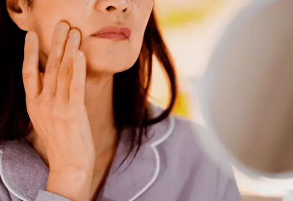 30代妻「シミが気になって」何気なく夫に話すと…⇒思いがけない言葉が！？