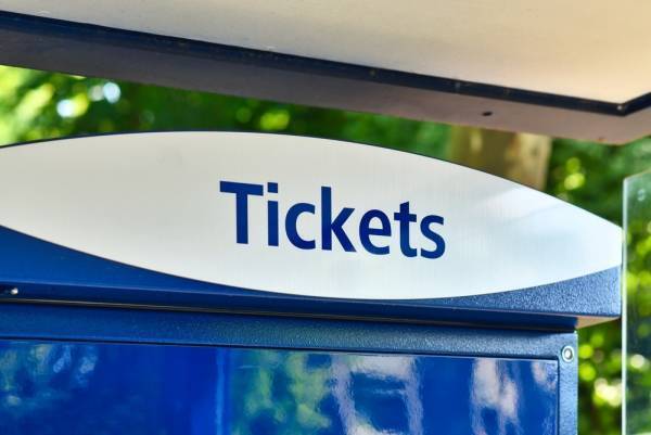 海外の地下鉄で切符が買えず、あたふた…→すると「私が買うわよ」後ろに並んでいたお姉さんが！？