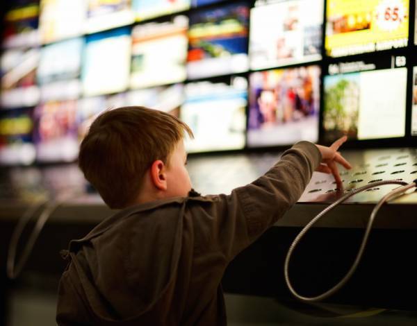 お店のヘッドフォンで音楽を試聴していた6〜7歳の兄弟。その直後、まさかの光景に「レジのお姉さん」も笑顔に！？