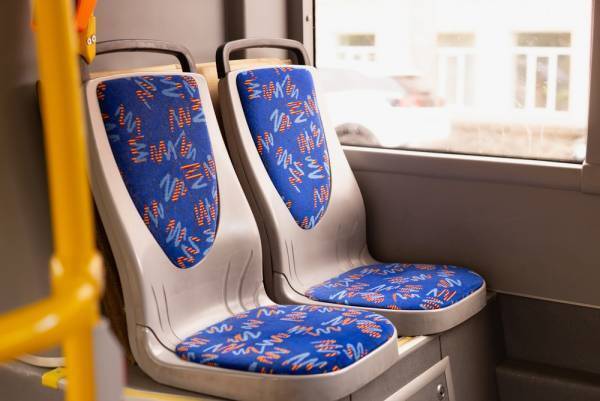 留学先でバスに乗車したら、子どもが歌い始め…→すると、他の乗客が！？