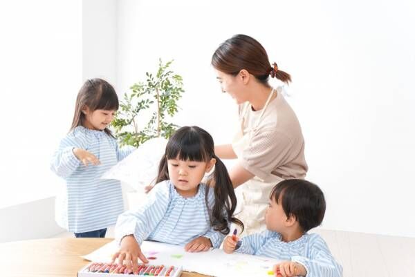 プレ幼稚園で、先生が名前を読み上げた瞬間…→2歳娘の可愛すぎる行動に「あまりの衝撃と面白さでパニック状態でした」