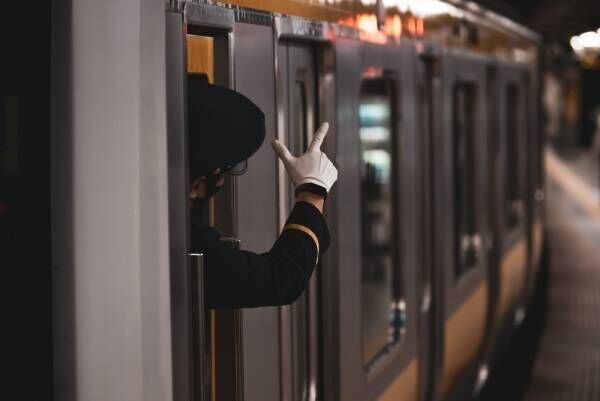 電車が大好きな息子。終着駅で下車したら…→駅員の予想外の対応に「疲れが吹き飛んだ」「見てくれている人はいる」