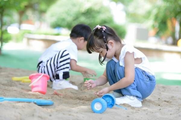 【プレ幼稚園で】1人遊びが大好きな”2歳児”。公園で他の子と遊ばせると⇒”予想外の行動”に「知らない間に成長している」