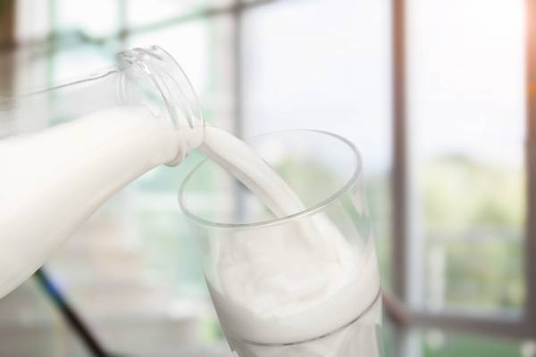 息子「自分で牛乳を注げる！」やるやる期の息子に“嫌な予感”。やっぱりな展開に「笑いが止まりませんでした」