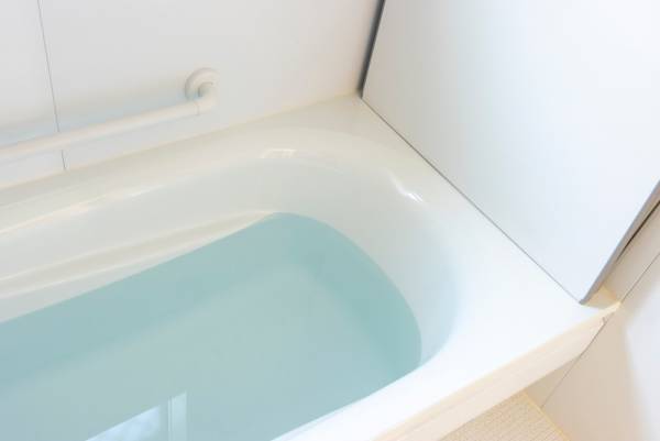 お風呂に一人で入る練習をする子ども。しかしシャワーの音が聞こえず…→覗いた瞬間、理由が明らかに！？