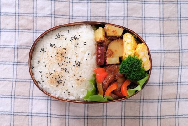 「一回作ってみたかった」珍しく外食する娘にお弁当を作る母。フタを開けた瞬間⇒可愛すぎるお弁当に「思わず笑った」