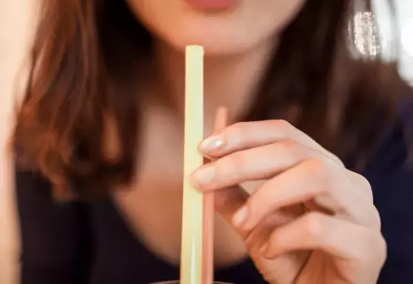 タイの屋台で…ジュースを購入した瞬間⇒日本では想像できない光景に「どうやって飲むの？」「一石二鳥」