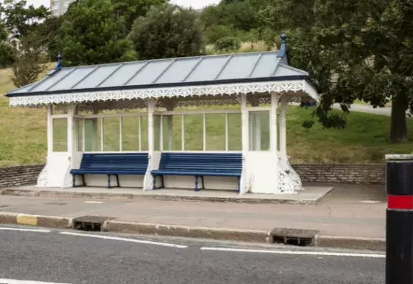 イギリスで…バス停で待っていた日本人。次の瞬間、現地の人に話しかけられ「気がつけば私も」「流行ってるのか」