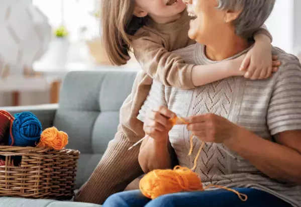 ぬいぐるみを抱っこする孫。すると祖母「可愛かったから…」思わぬ行動に『可愛い』『ほっこり』