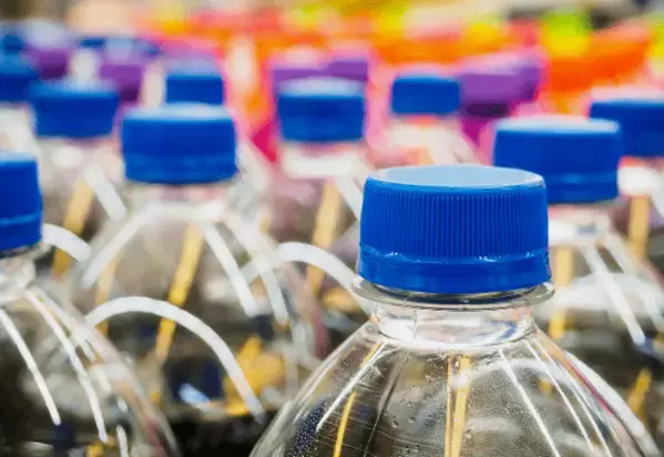 アメリカのスーパーで…「これを1人で飲むの？」まさかの日本との違いに「重たい」「筋トレになりそう」