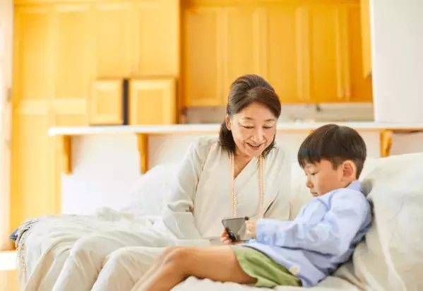 50代のばあばが大好きな3歳の孫。お化けが怖い”ばあば”への対応に…「カッコいい」「癒された」「笑顔になった」