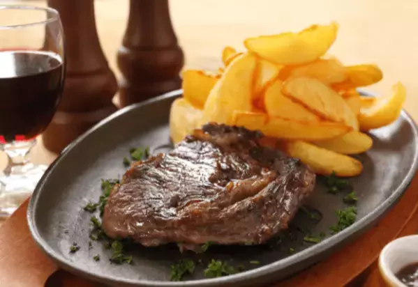 アメリカで…ステーキを注文した次の瞬間→提供された物に「えっ！？」「自由の国だなぁ」