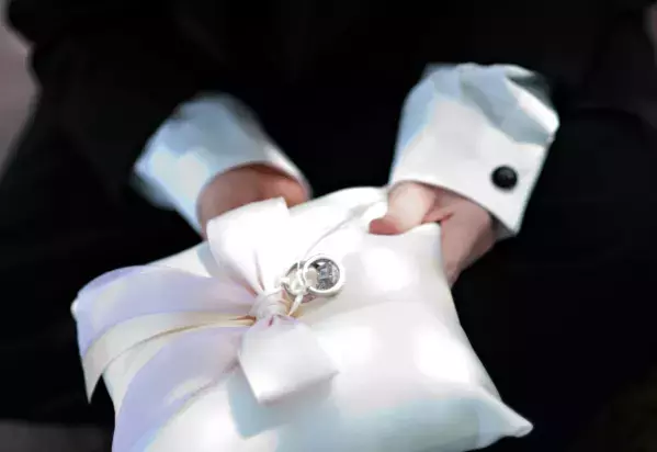 リングボーイになった3歳の孫　指輪を届ようとした瞬間…→孫「じいじ～」予想外の行動にほっこり！？