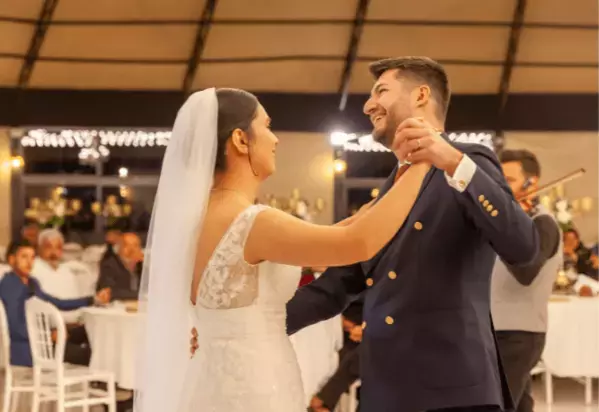 アメリカの結婚式で…「えっ、こんなに？」日本と”まったく違う雰囲気”に「体力やば！」「楽しそう」