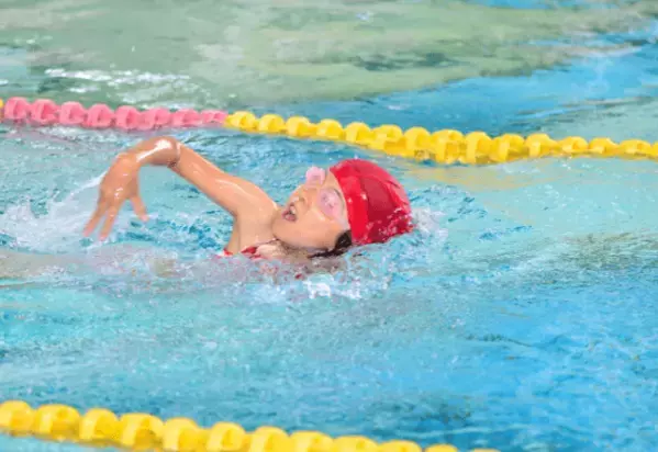 噴水の水でさえ苦手な息子　スイミングスクールに通うと⇒コーチから”予想以上の評価”をもらい「こんなに変わるとは」