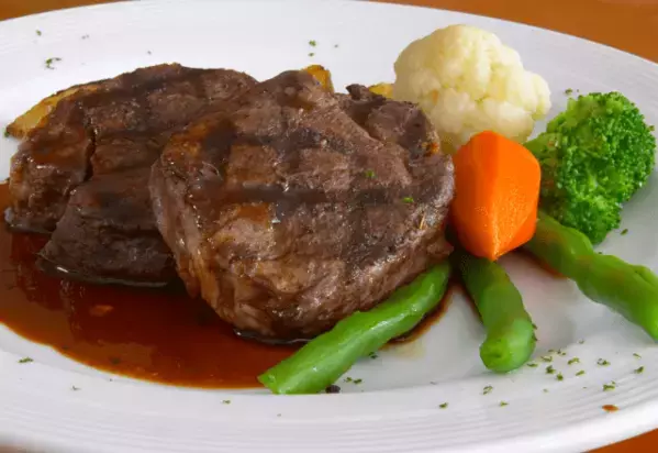 海外のツアーで…ステーキを注文すると2枚で提供！？次の瞬間、乗務員の”衝撃的な発言”に「冗談かと思った」