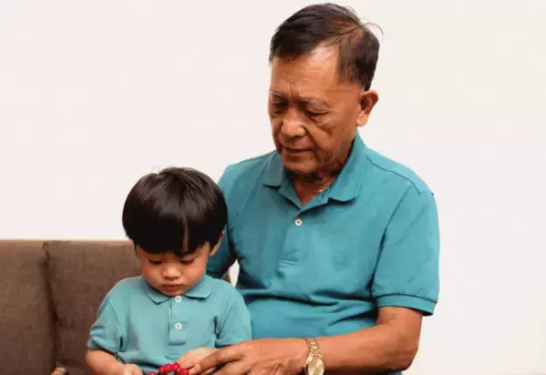 4歳の孫と遊ぶじいじ　孫「大好きだよ！」と言った瞬間⇒頑固なじいじの”意外な反応”に「ほっこり」「尊い」