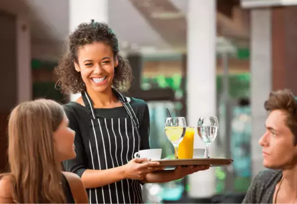 アメリカで…レストランで食事をしていると…次の瞬間、店員の”予想外のサービス”に「えっ、また！？」「心地いい」