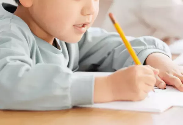 【祖父母の家で…】文字を練習する4歳の孫　自由帳を見た瞬間⇒まさかの内容に「うるっとした」「うちの子になっちゃうか？」