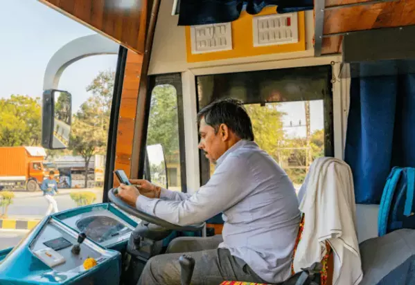 【ハワイで】貸し切り状態のバスに乗ると⇒「すぐ戻るよ〜」運転手の”驚きの行動”に「ほっこり」「自由に生きていいんだな」