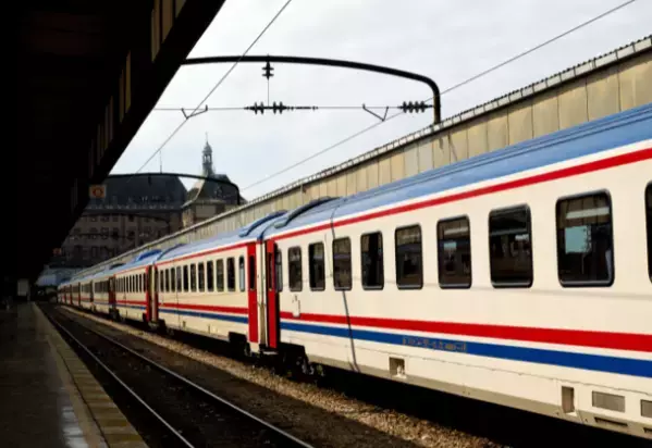 イスタンブールの電車で…『こんなに仲よくなれるんだ』日本の電車との違いに「楽しそうでいいなぁ」