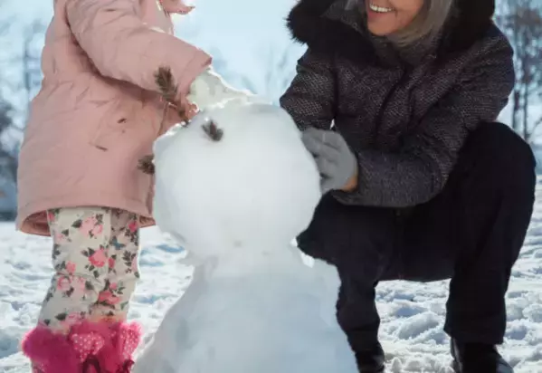 里帰り出産中の私…雪国で娘が祖母と遊ぶと→まさかの“雪だるま”に「ほっこり」