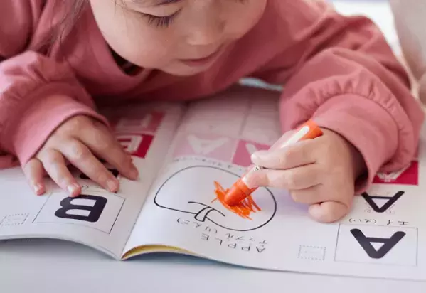 孫と仲よしな70代の祖父母　孫が描いた絵を渡すと⇒まさかの行動に「見るたびに笑顔になれるね」